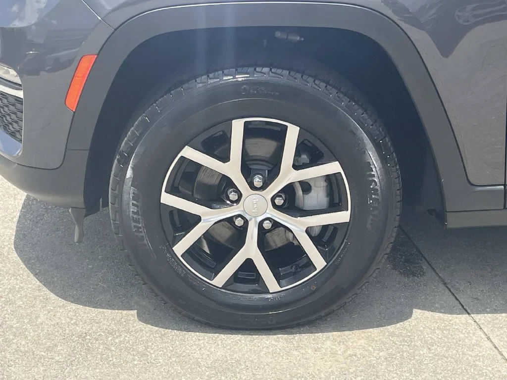 Used 2023 Gray Jeep Limited 4x2 image 7