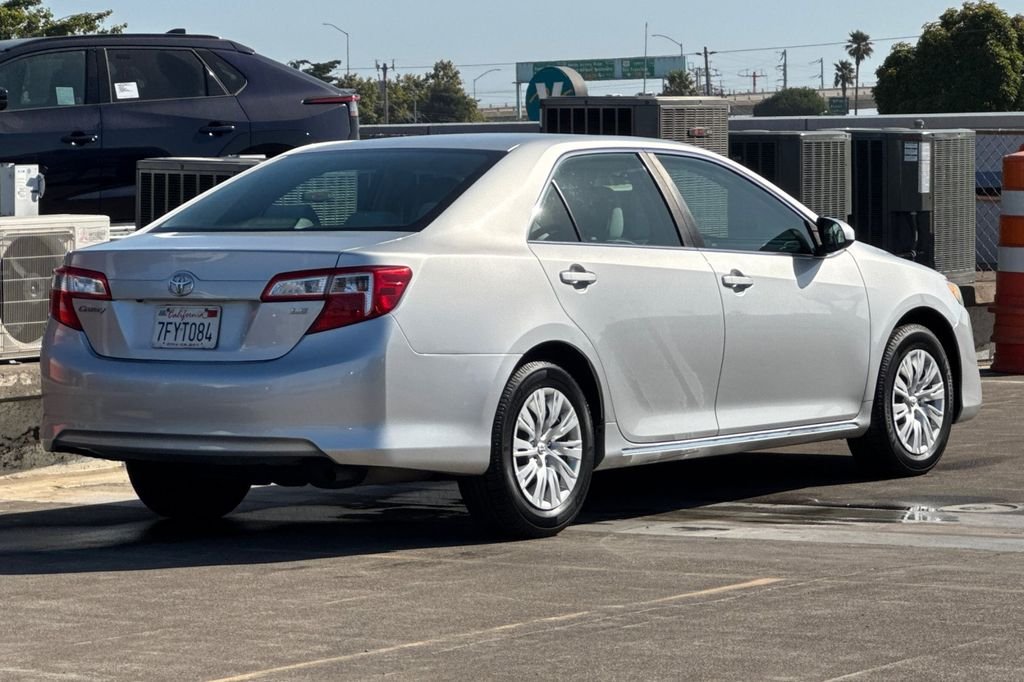 Used 2014 Silver Toyota LE image 4