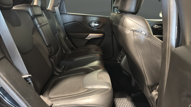 Used 2018 Diamond Black Crystal Pearlcoat Jeep Latitude Plus image 26