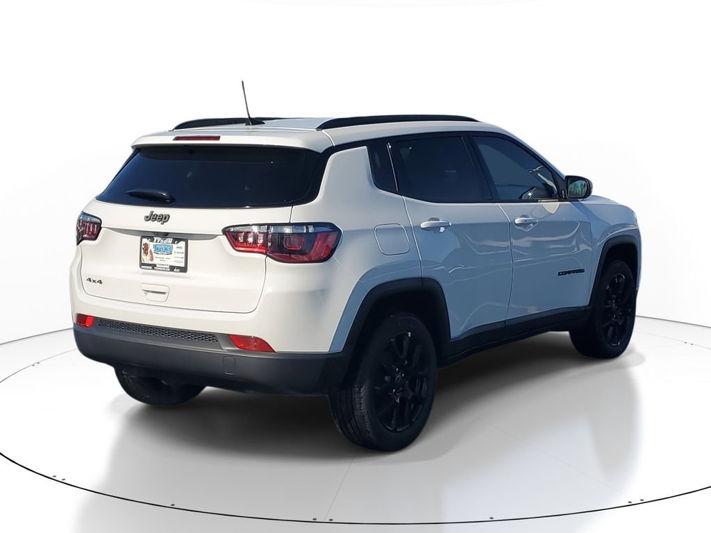 New 2026 Bright White Clearcoat Jeep Latitude image 4