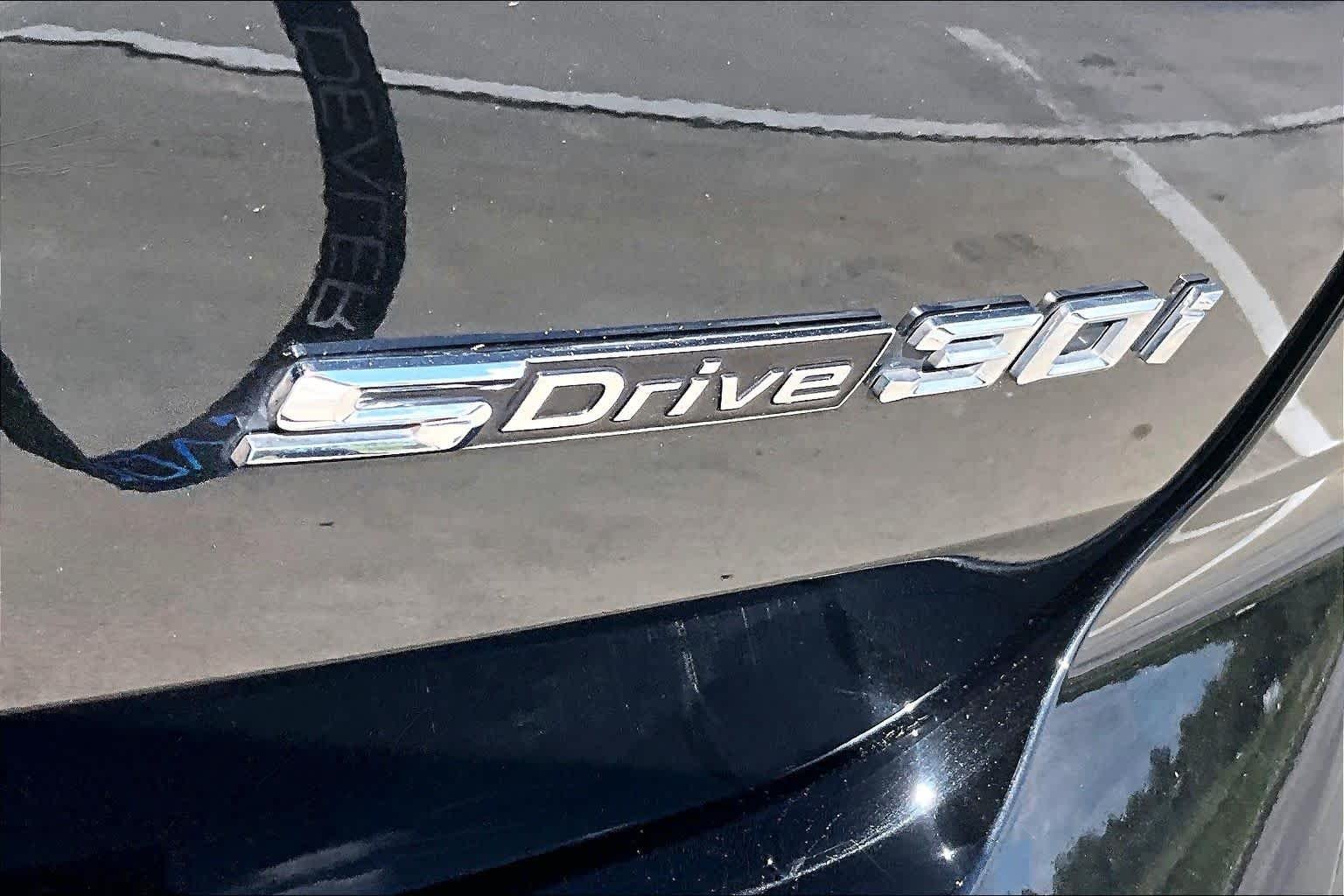 Used 2022 Black Sapphire Metallic BMW sDrive30i image 9