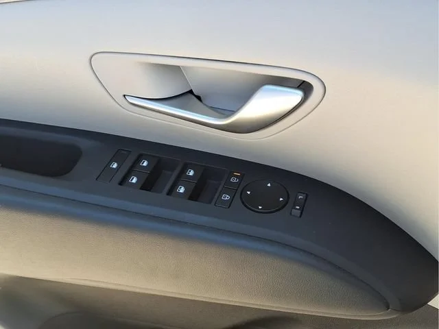 Used 2026  Hyundai SEL image 17