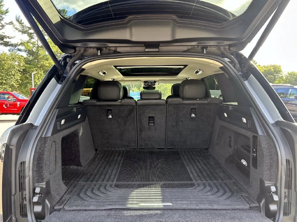 Used 2025  Land Rover SE image 11