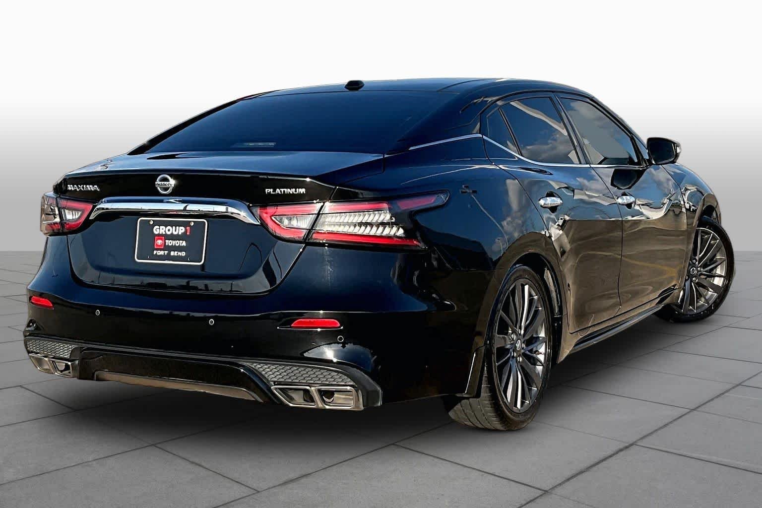 Used 2020 Super Black Nissan Platinum image 12