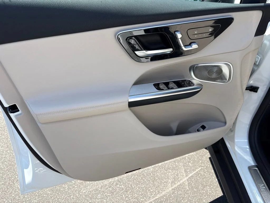 New 2027 Polar White Mercedes-Benz GLC 300 image 4