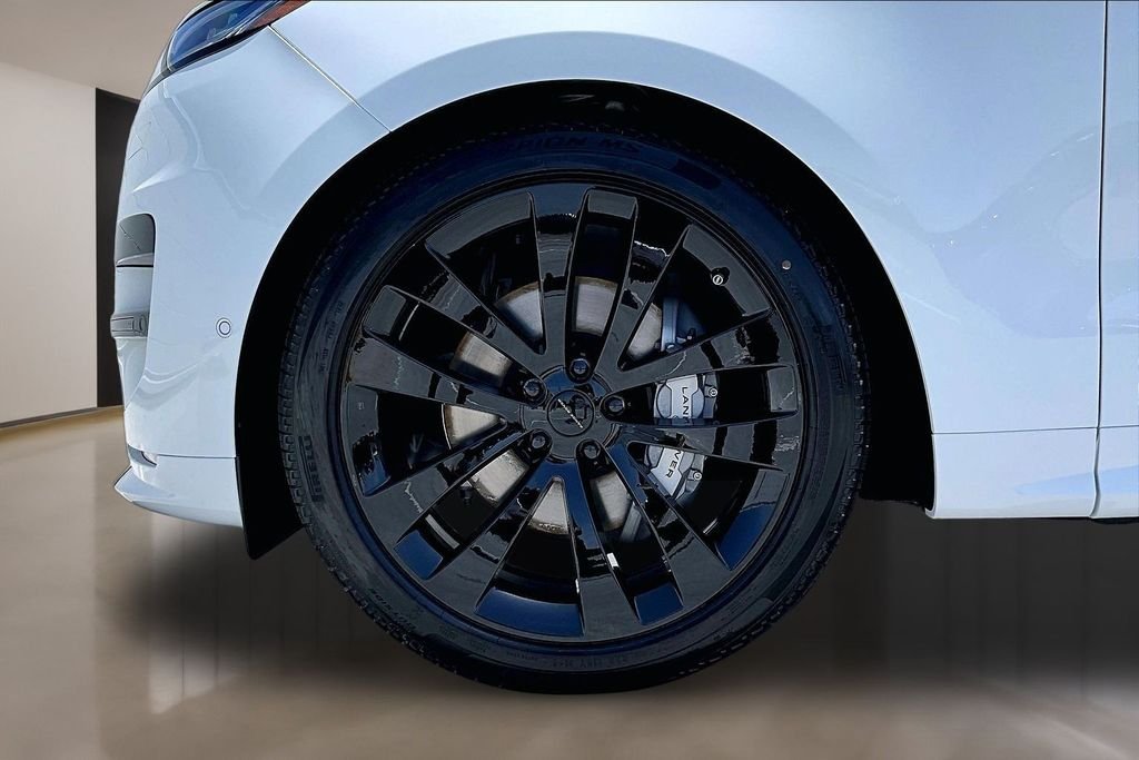 New 2026 FUJI WHITE Land Rover Dynamic SE image 13