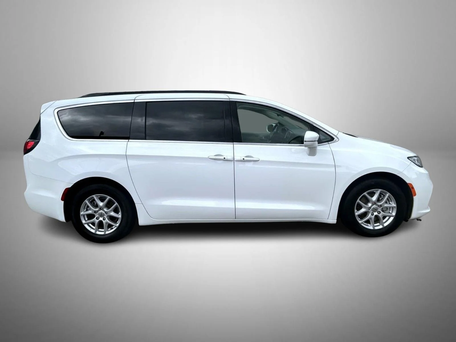 Used 2022 White Chrysler Touring L image 4