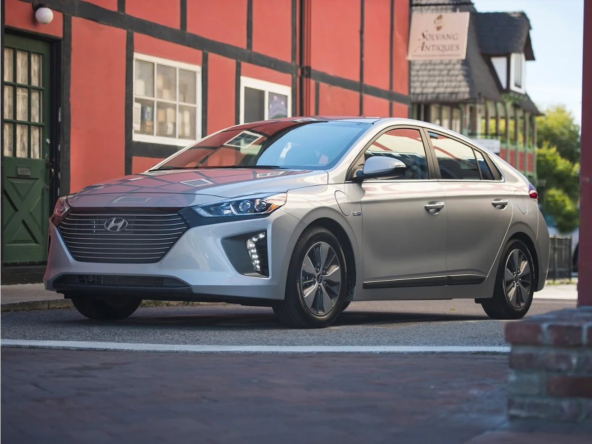 Used 2018 White Hyundai Base image 1