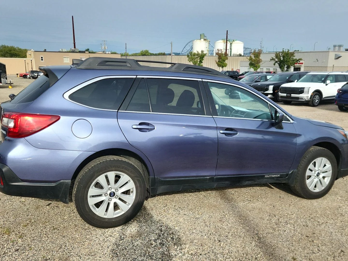 Used 2018 Twilight Blue Metallic Subaru Premium image 4