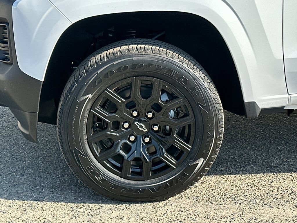 New 2026 Summit White Chevrolet WT image 24