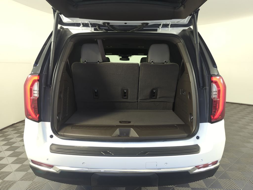 Used 2025 White GMC Elevation image 28