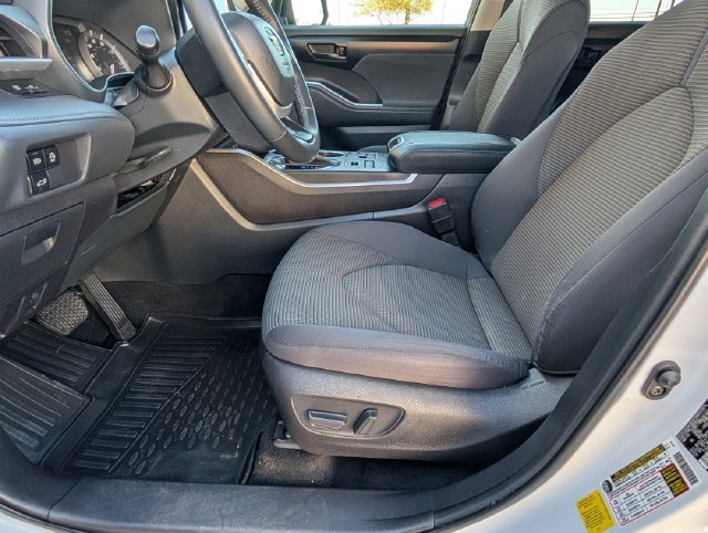 Used 2023 Off-white Toyota LE image 14