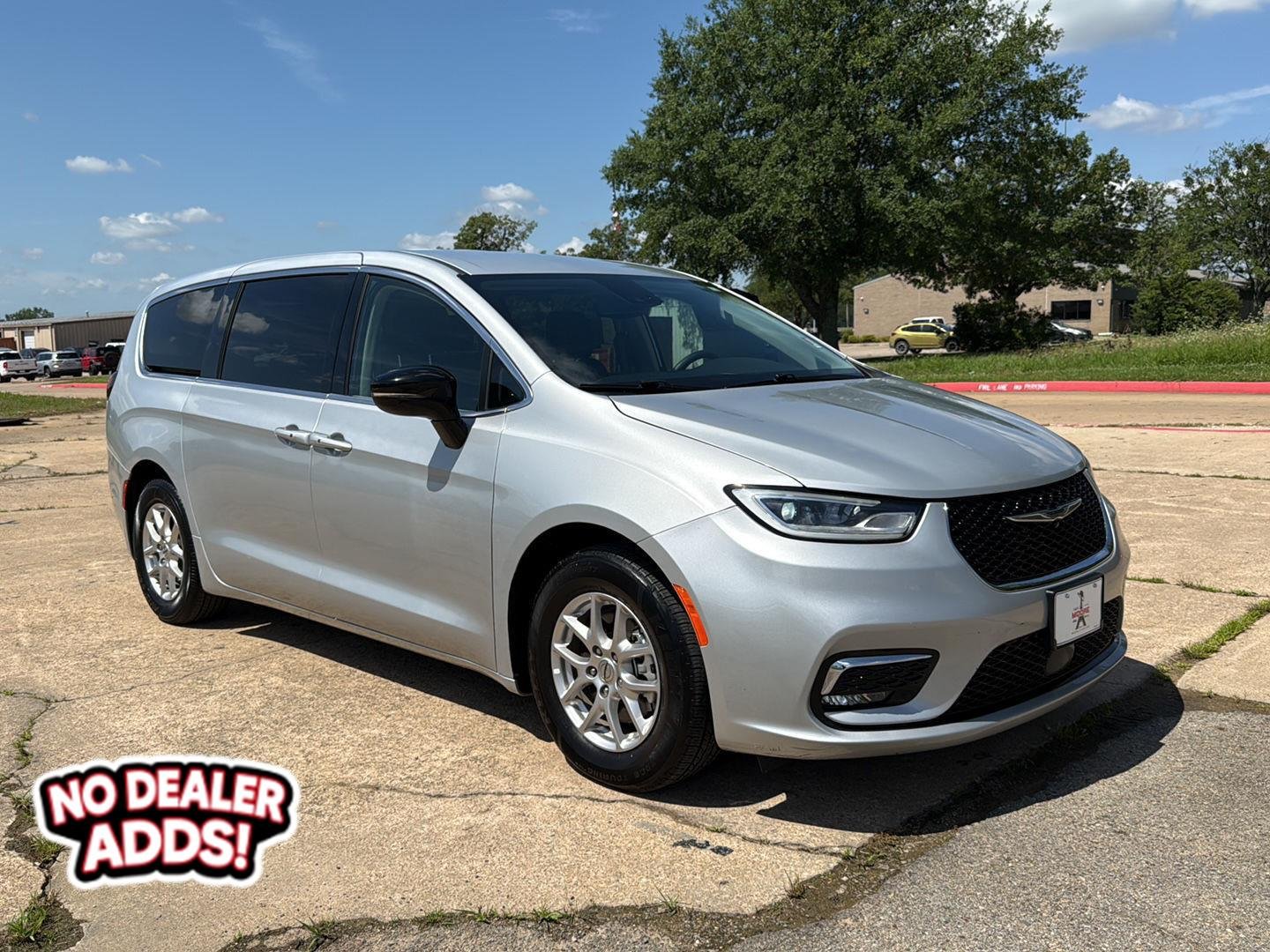 2024 Chrysler Pacifica Touring L's photo