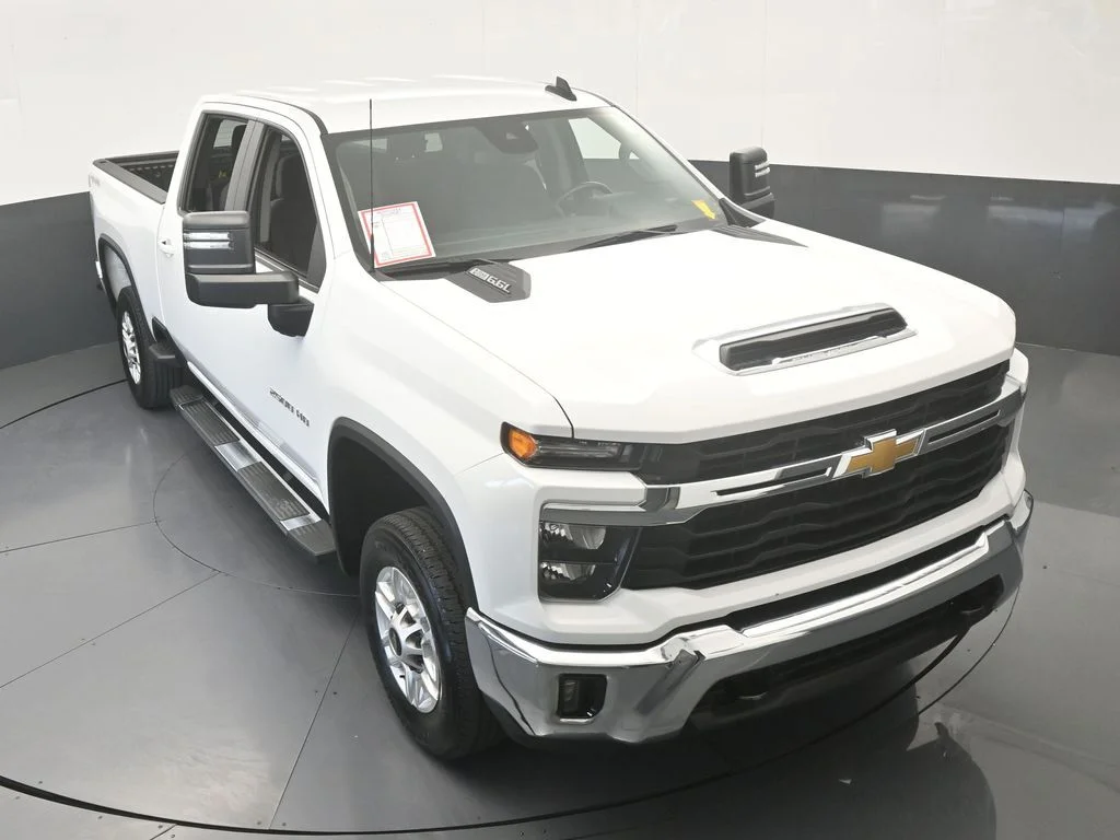 Used 2025 Summit White Chevrolet LT image 59