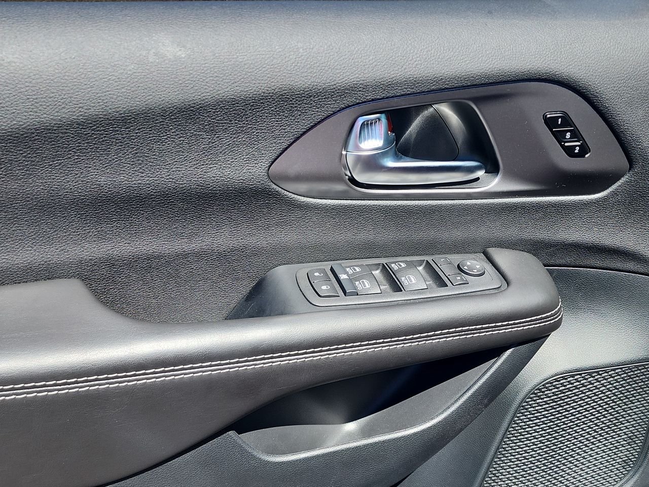 2026 Chrysler Pacifica Select - Photo 13