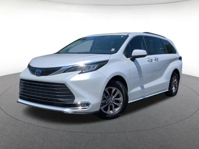 2023 Toyota Sienna XLE 8-Passenger Hybrid FWD's photo