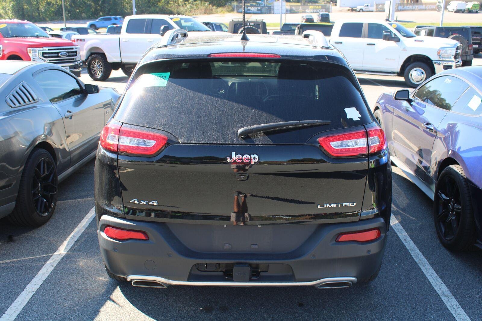 Used 2017 Diamond Black Crystal Pearlcoat Jeep Limited image 5