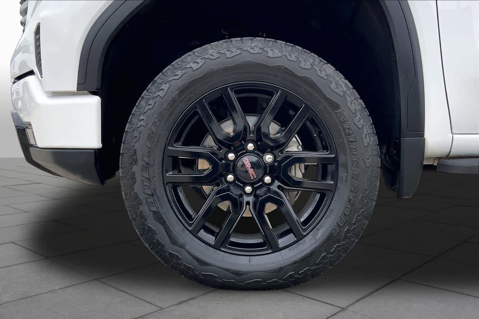 Used 2025 Summit White GMC AT4 image 11