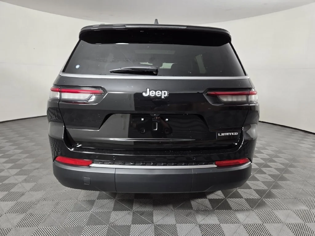 New 2026 Diamond Black Crystal Pearl-Coat Exterior Paint Jeep Limited image 6