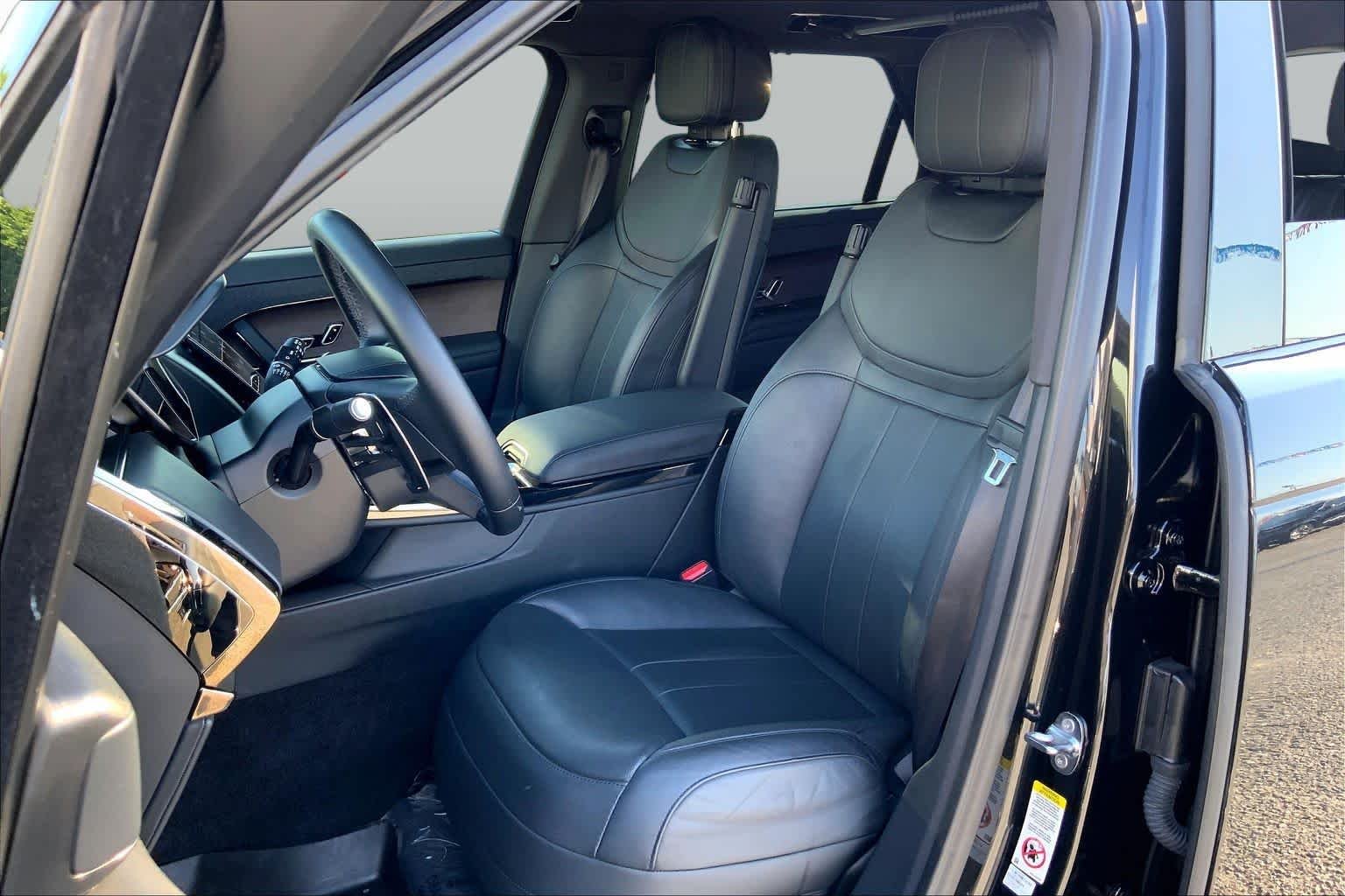 Used 2024 Santorini Black Metallic Land Rover SE image 8