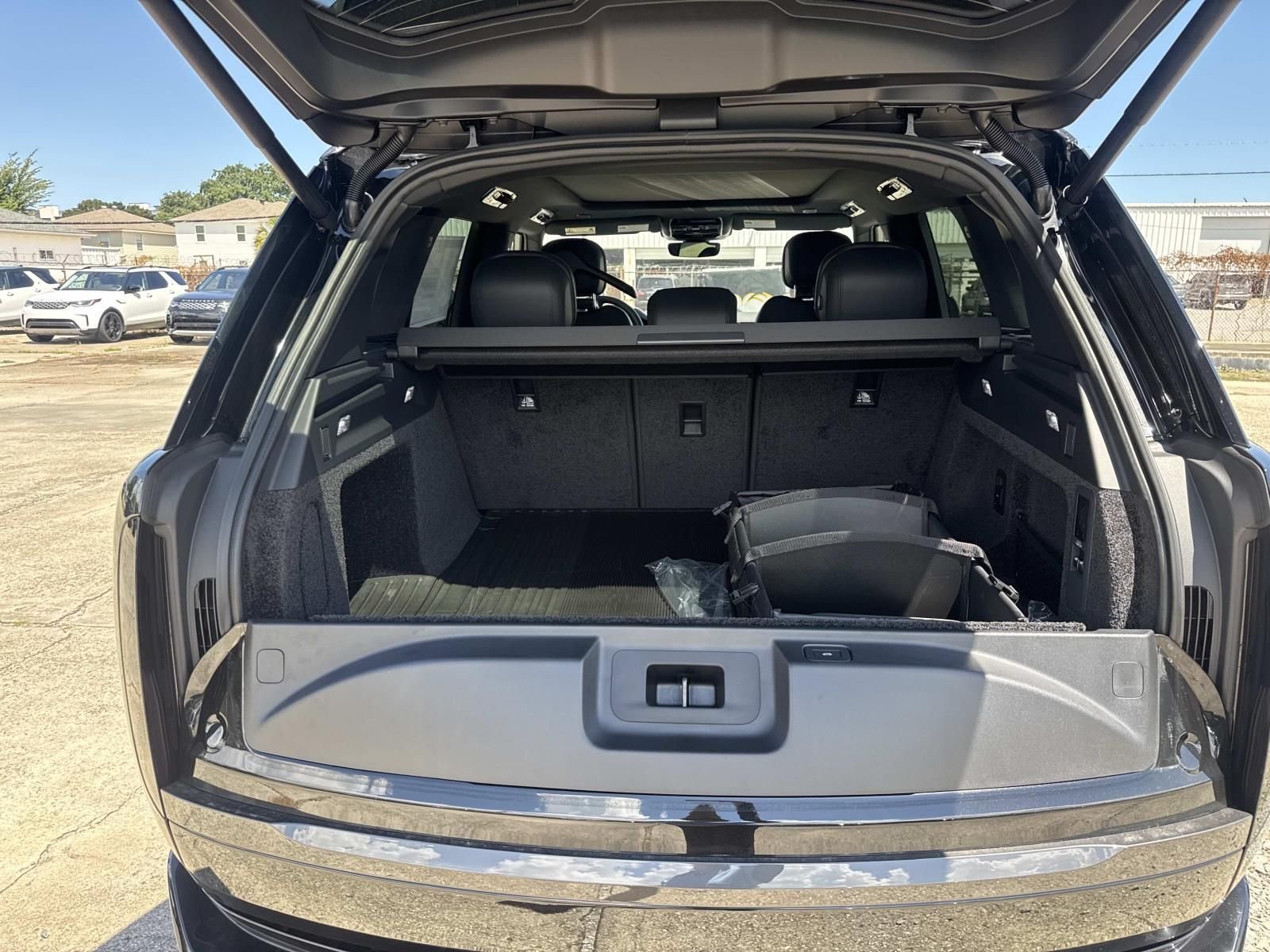 New 2026 Santorini Black Land Rover SE image 7