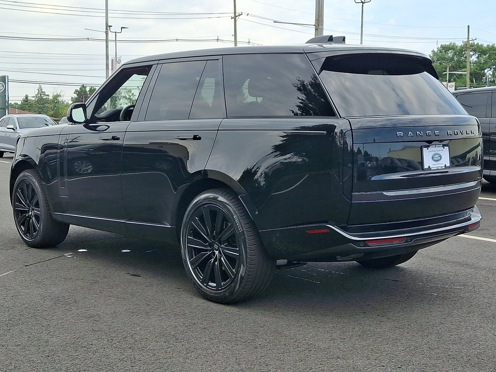 New 2027 Santorini Black Land Rover SE image 4