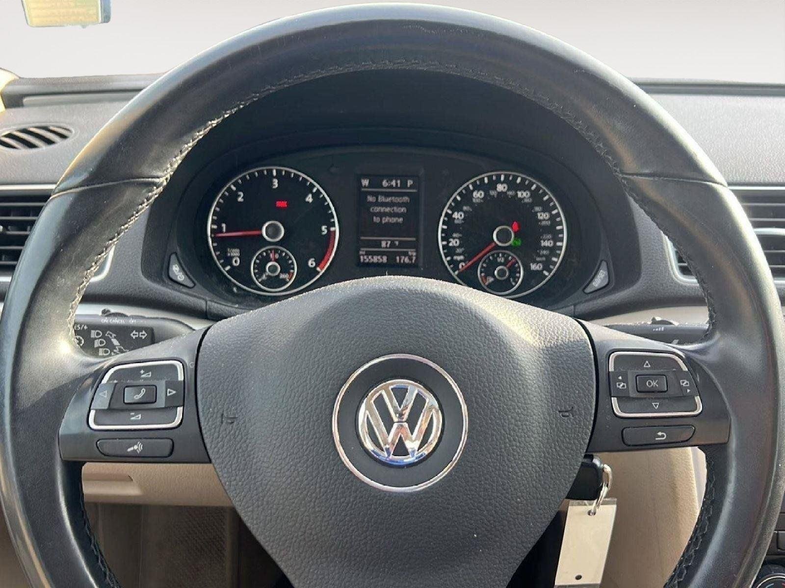 Used 2013 Candy White Volkswagen TDI SE w/Sunroof & Nav image 13