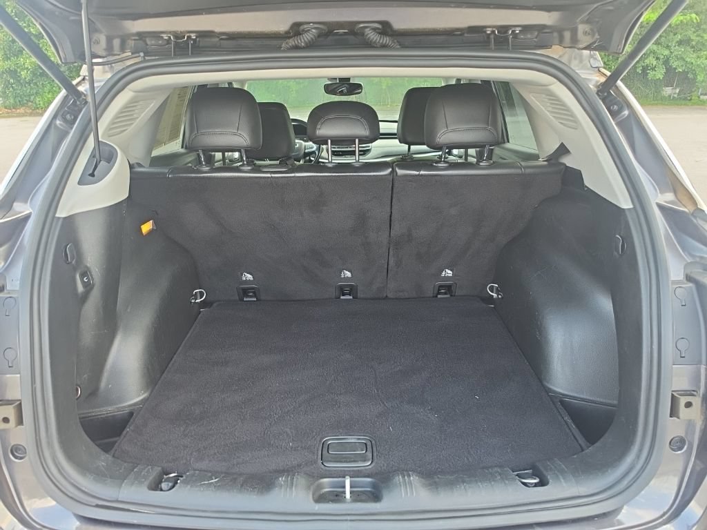 Used 2022 Gray Jeep Latitude FWD image 16