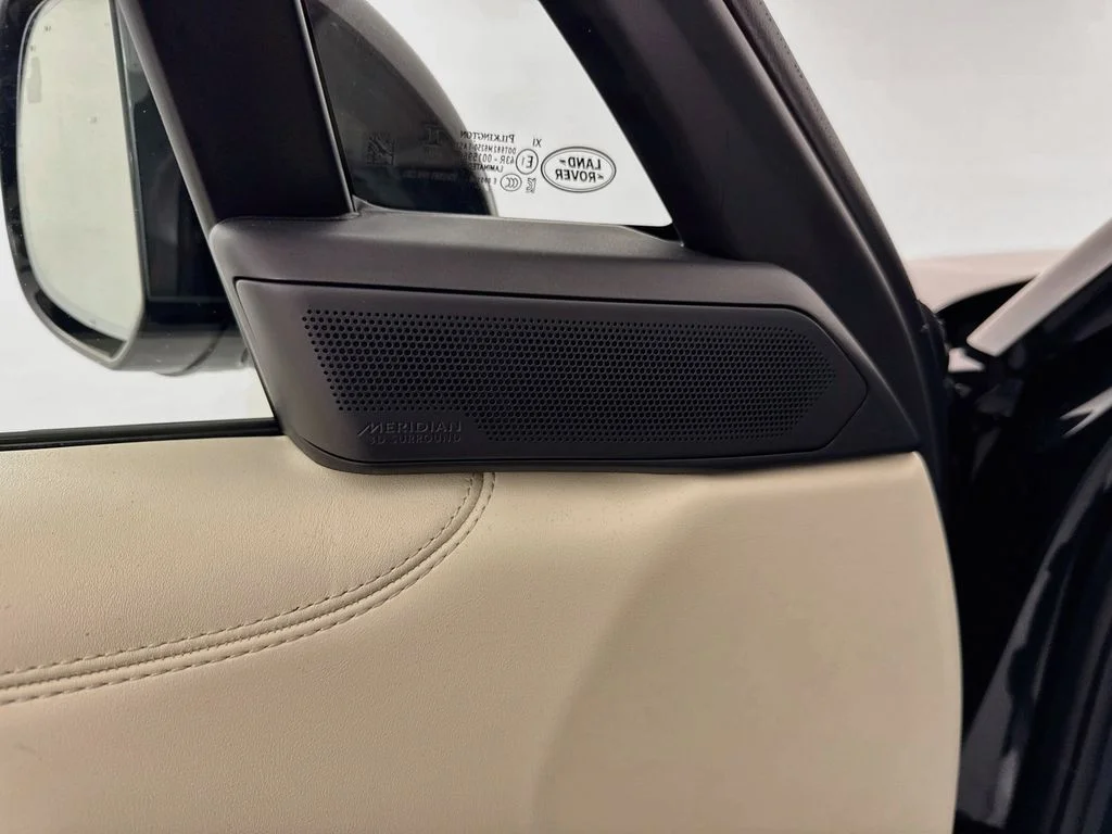 New 2027 Santorini Black Land Rover SE image 19