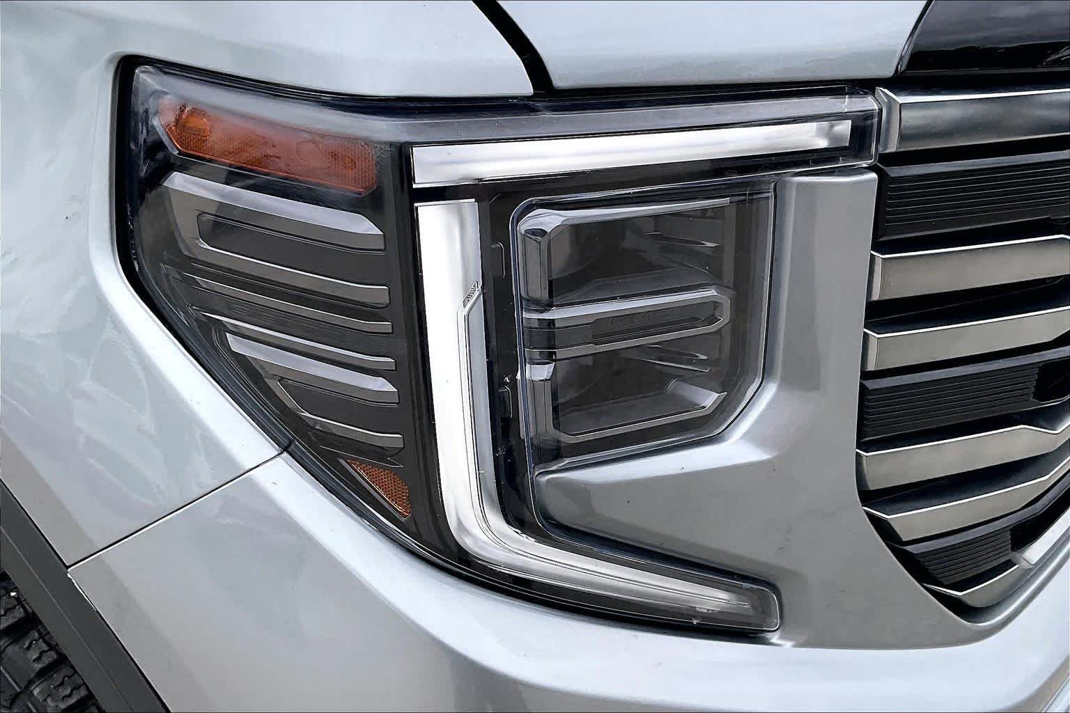 Used 2025 Sterling Metallic GMC AT4 image 27