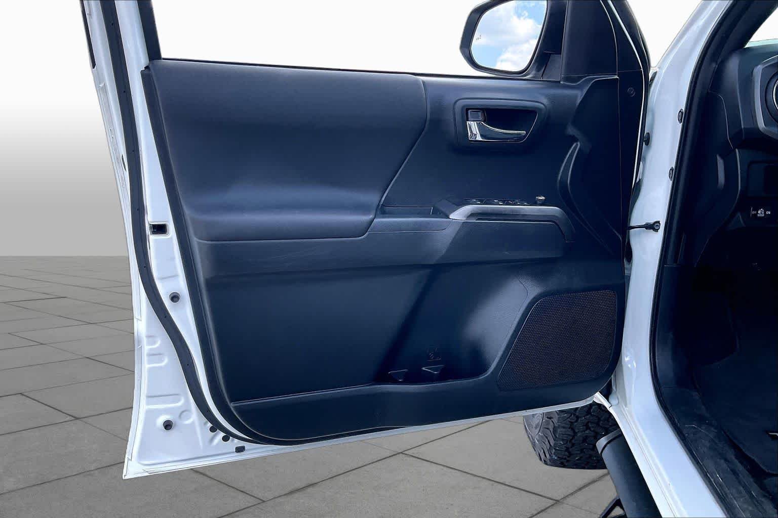 Used 2018  Toyota SR5 image 20