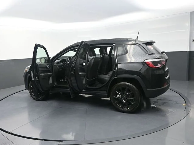New 2026 Diamond Black Crystal Pearl-Coat Exterior Paint Jeep Latitude image 32