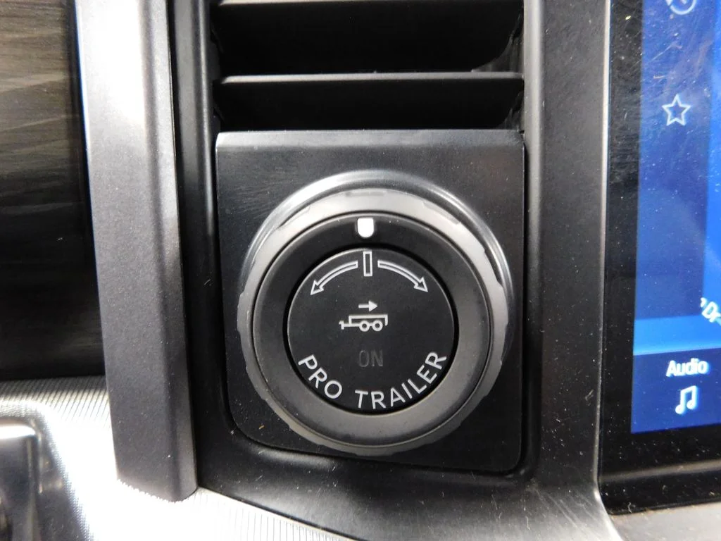 Certified Used 2025 Oxford White Ford Lariat image 26