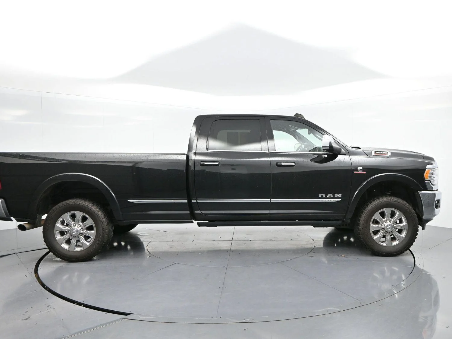 Used 2022 Diamond Black Crystal Pearlcoat Ram Limited image 8