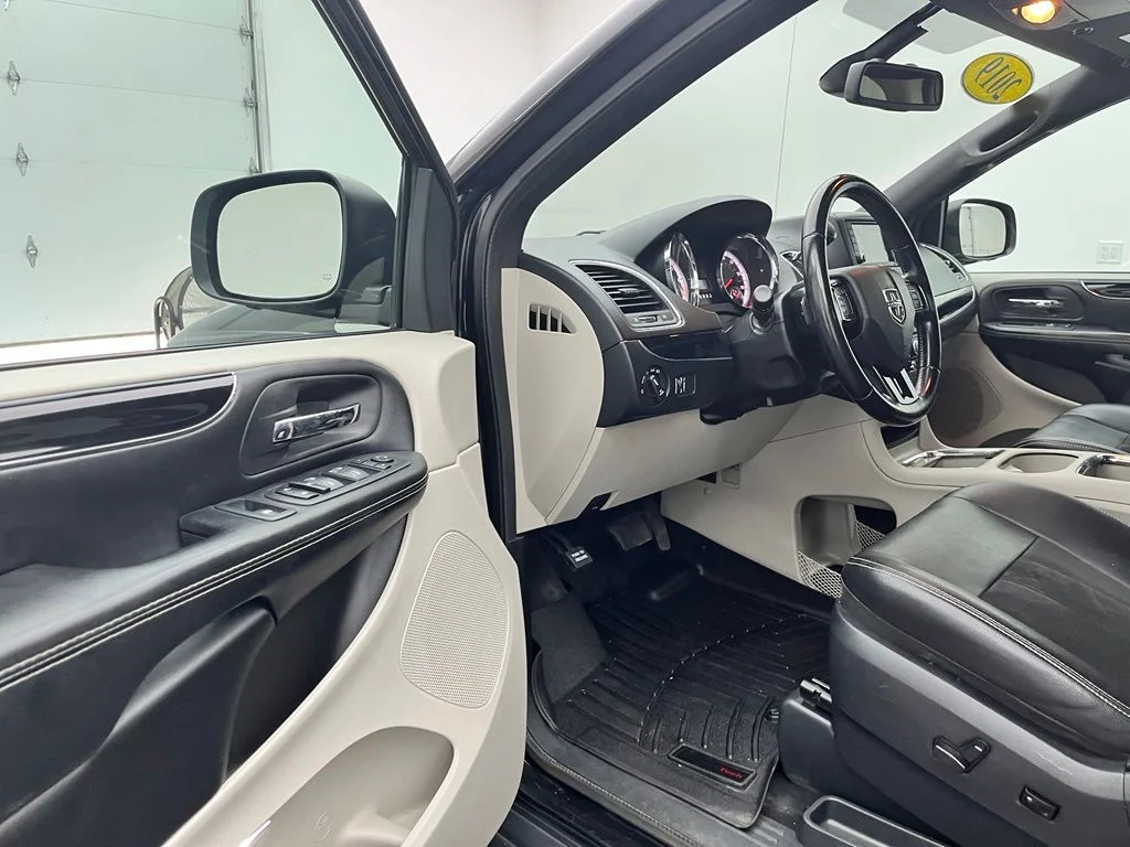 Used 2019 Black Dodge SXT image 16