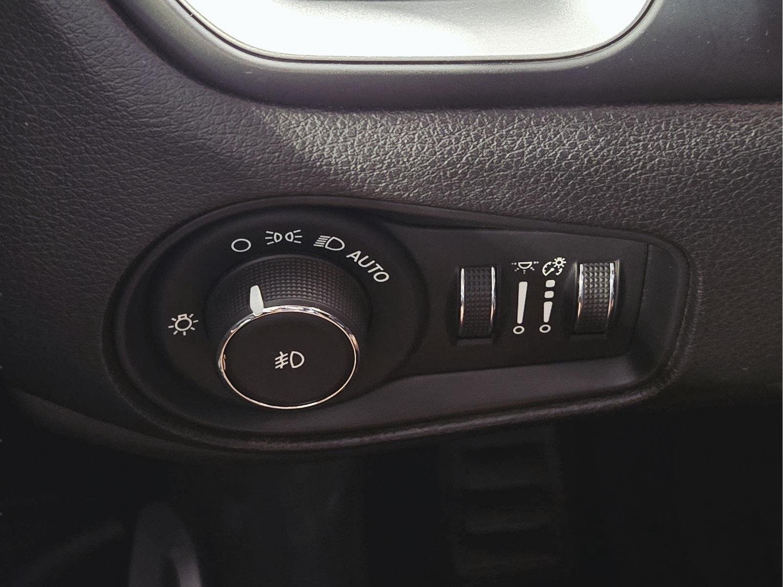 Used 2020 Sting-Gray Clearcoat Jeep Latitude image 12
