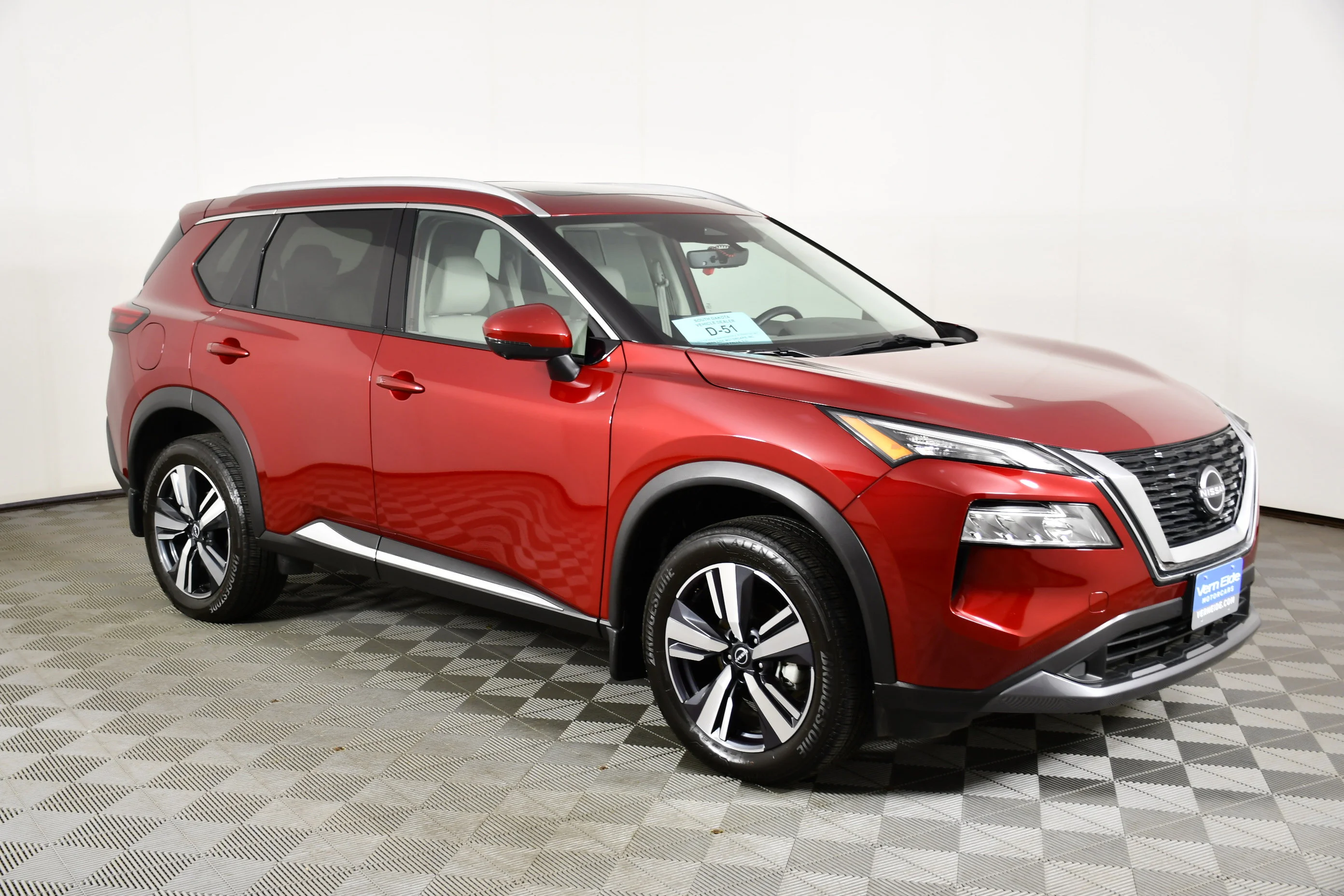 Used 2023 Scarlet Ember Tintcoat Nissan SL image 4