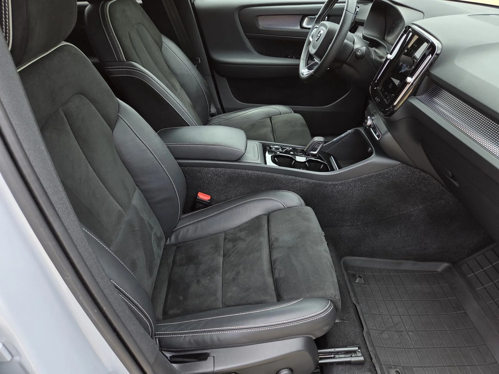 Used 2021 Glacier Silver Metallic Volvo R-Design image 39