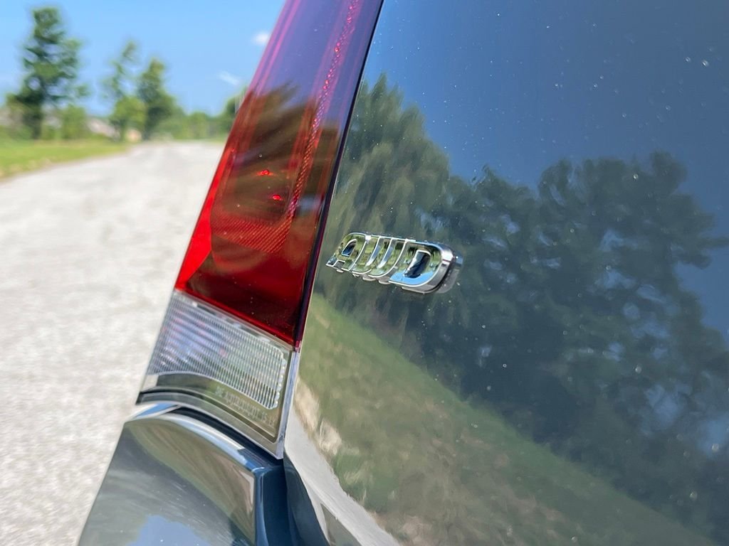 Used 2019 White Chrysler S image 15
