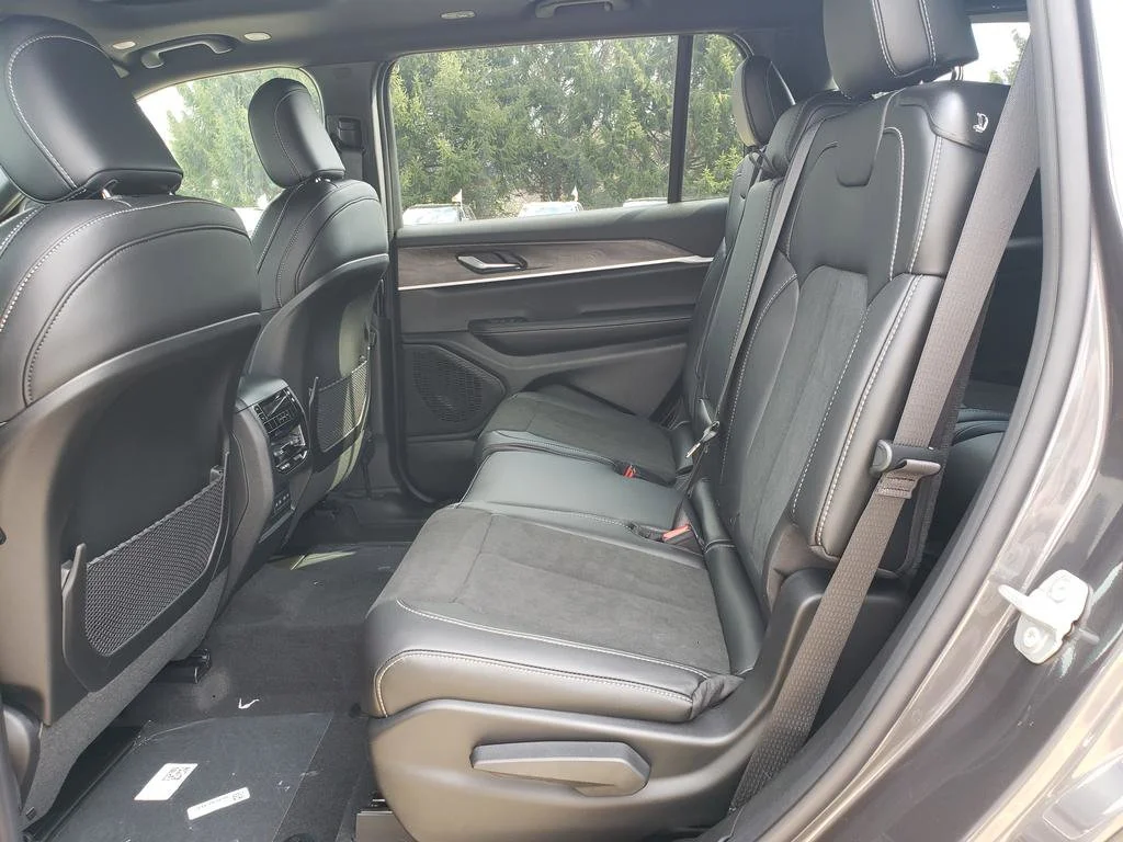 New 2026 Baltic Gray Metallic Clear-Coat Exterior Paint Jeep Laredo Altitude image 12