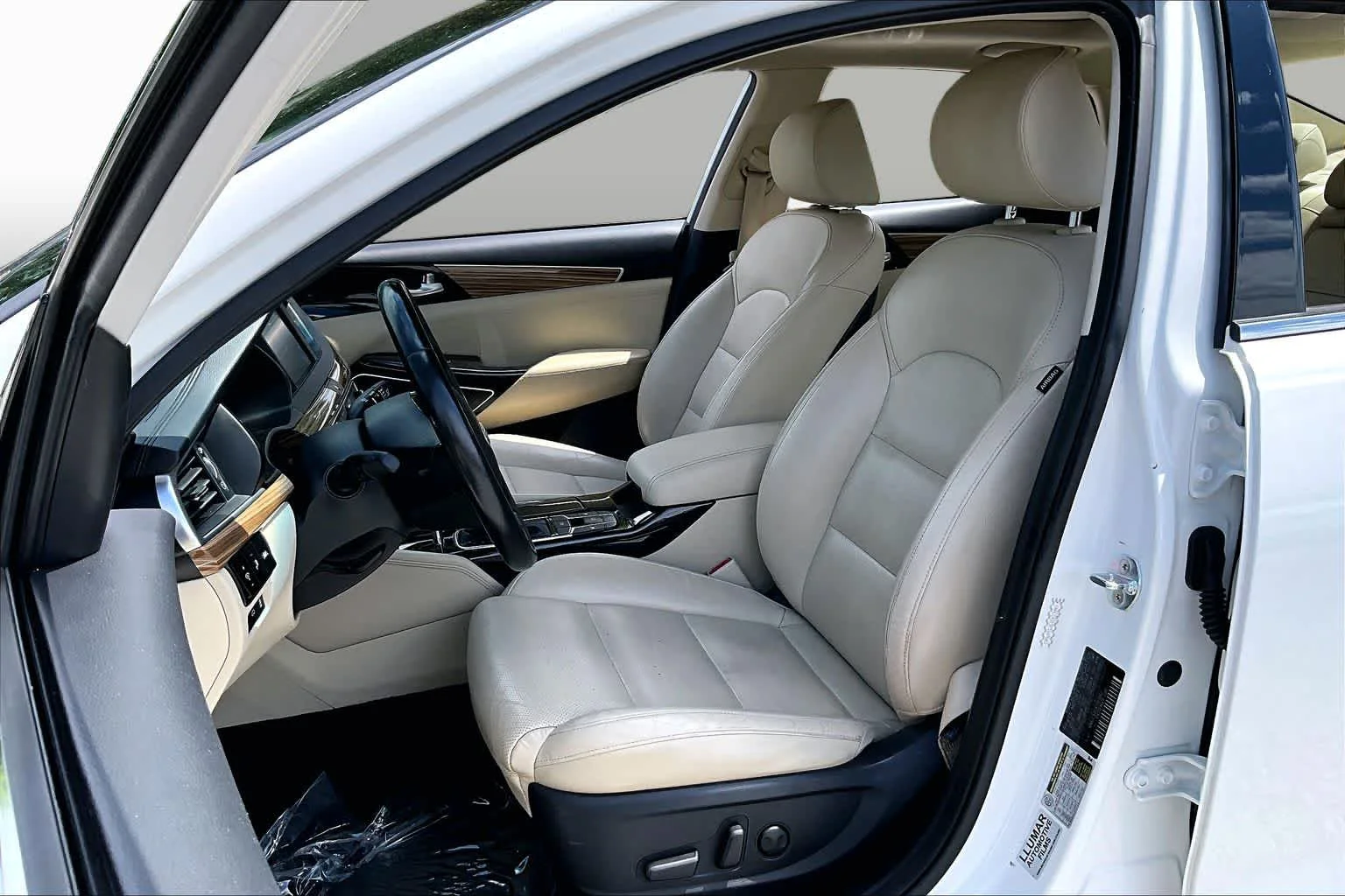 Used 2019 Snow White Pearl Kia Technology image 14