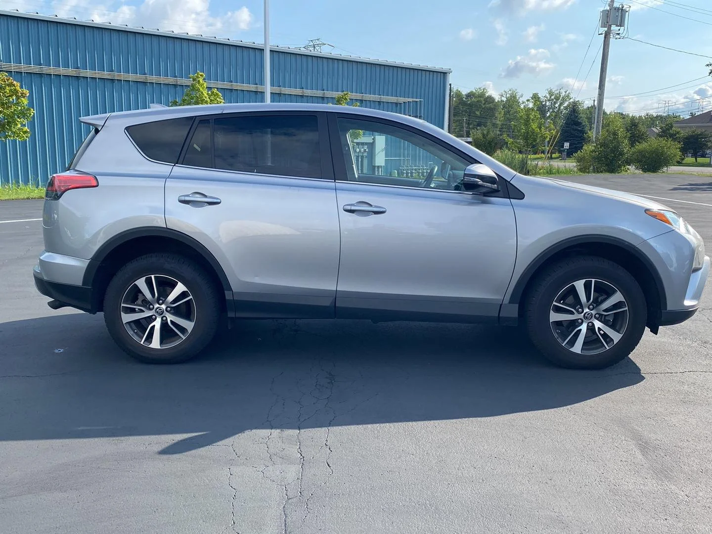 Used 2018 Silver Sky Metallic Toyota XLE image 8