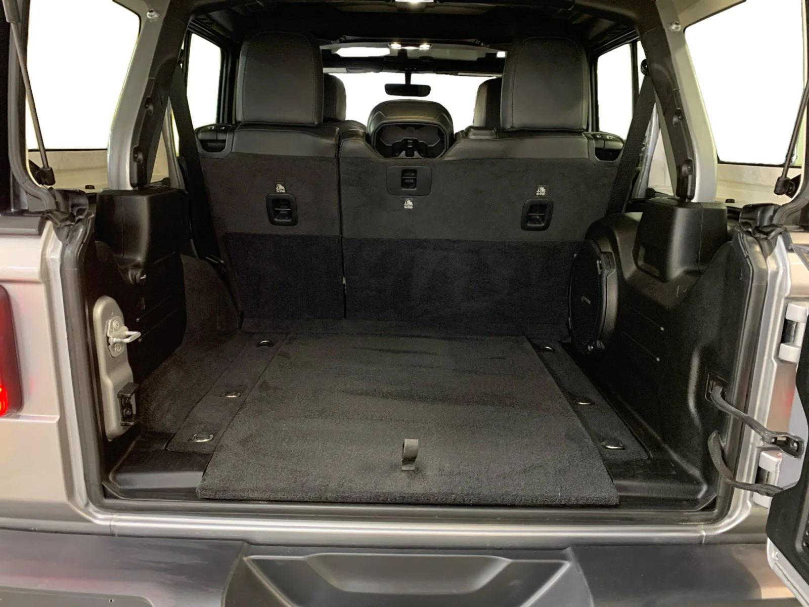 Used 2021 Billet Silver Metallic Clear Coat Jeep Unlimited Rubicon image 19