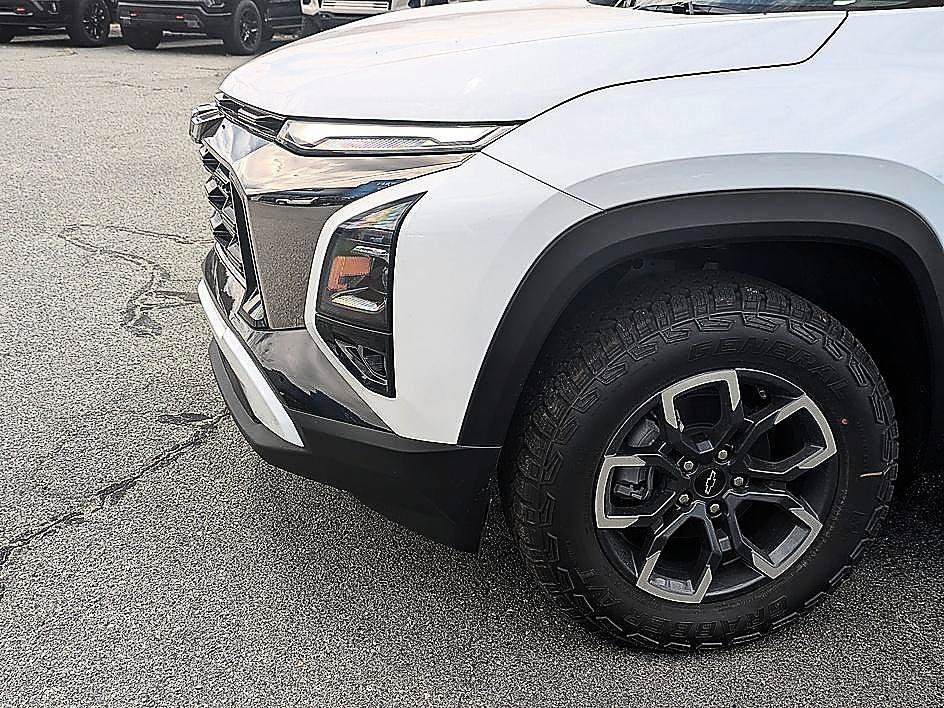 New 2026 Polar White Tricoat Chevrolet ACTIV image 10