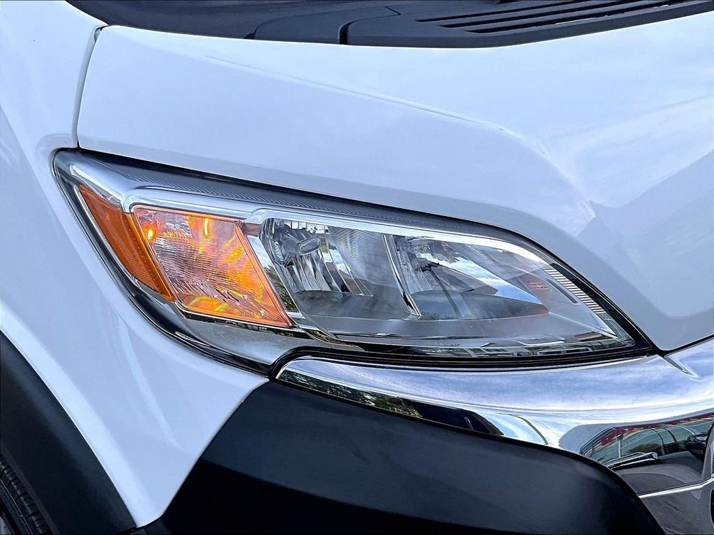 Used 2025 White Ram Base image 30