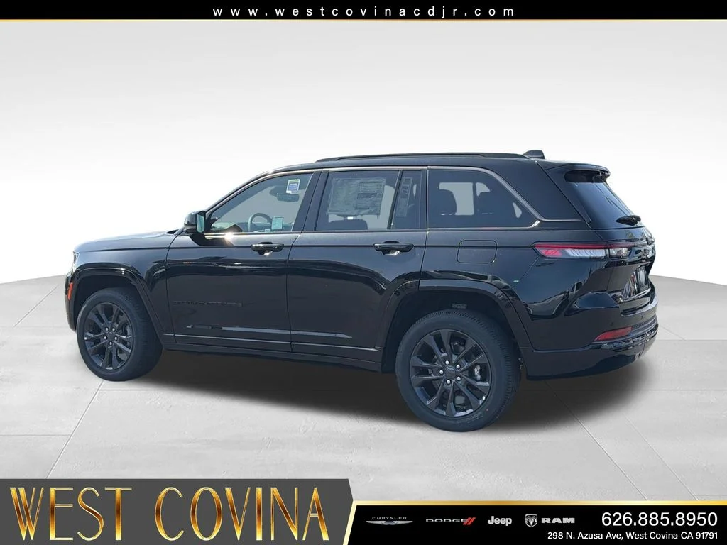 New 2026 Diamond Black Crystal Pearl-Coat Exterior Paint Jeep Limited Reserve image 3