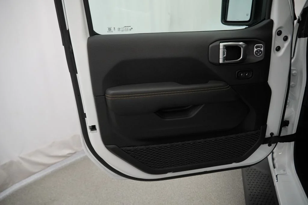 New 2026 Bright White Clear-Coat Exterior Paint Jeep Sahara image 28