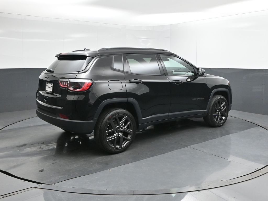 New 2026 Diamond Black Crystal Pearl-Coat Exterior Paint Jeep Latitude image 11