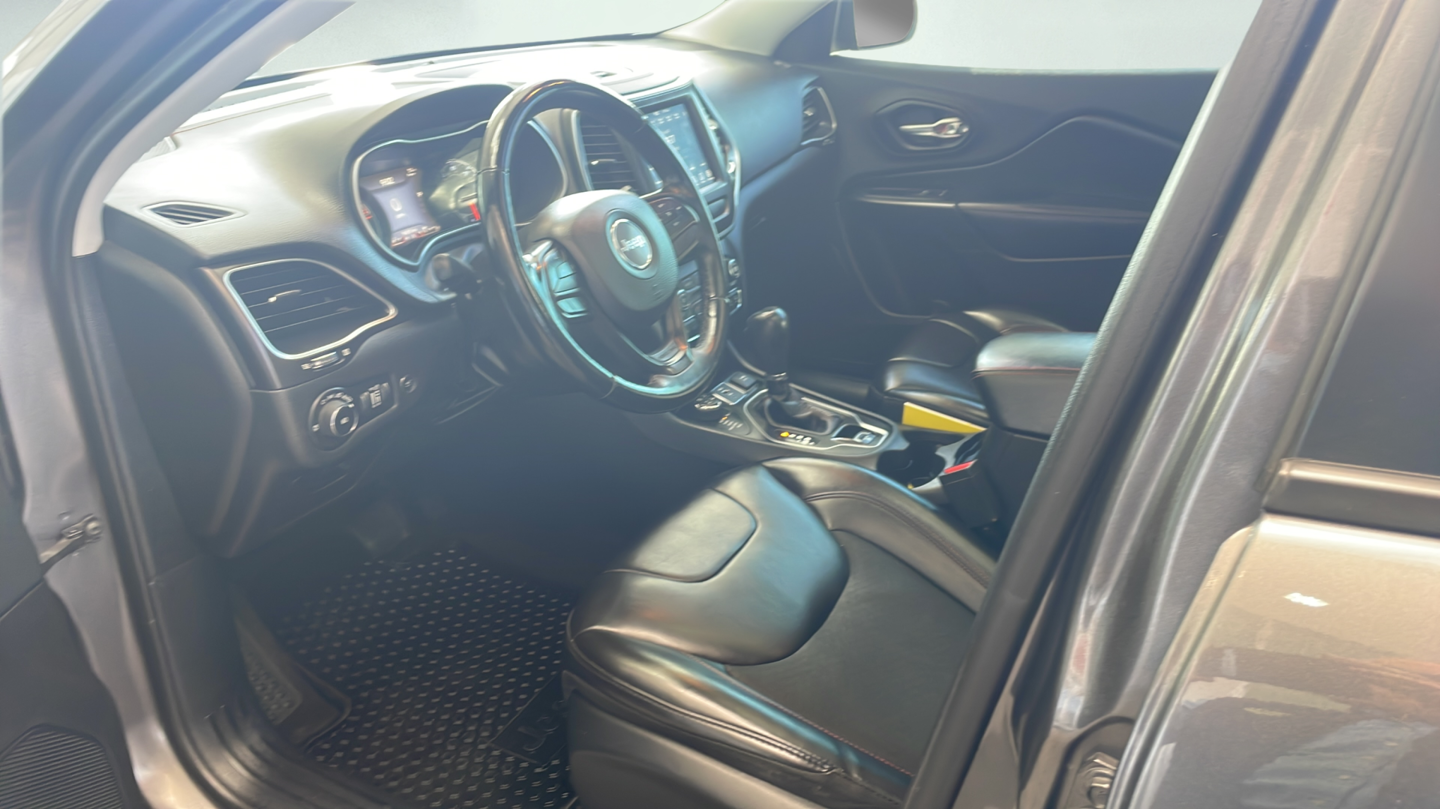 Used 2019 Gray Jeep Trailhawk image 9