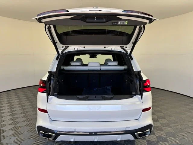 New 2026 Mineral White Metallic BMW xDrive40i image 37